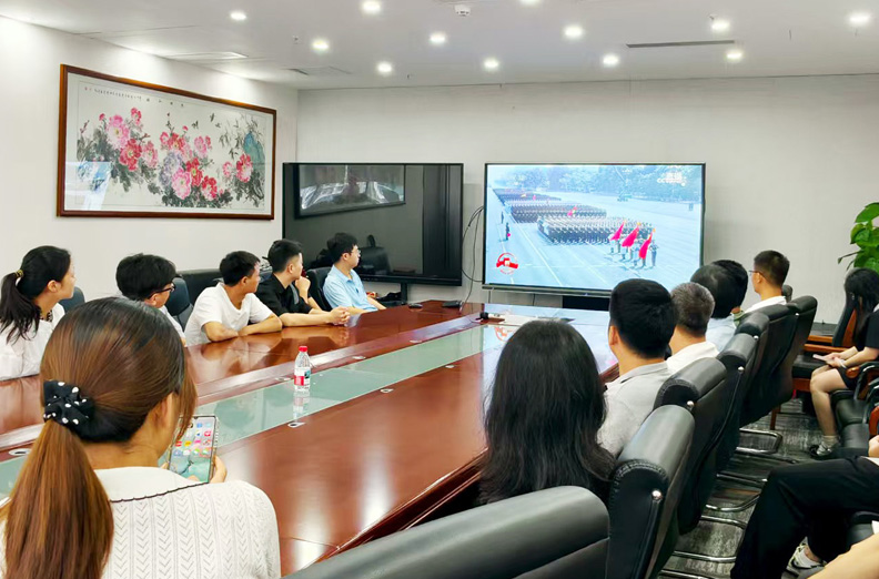 铭记历史，开创未来丨零极数字集团组织观看抗战胜利80周年阅兵活动！